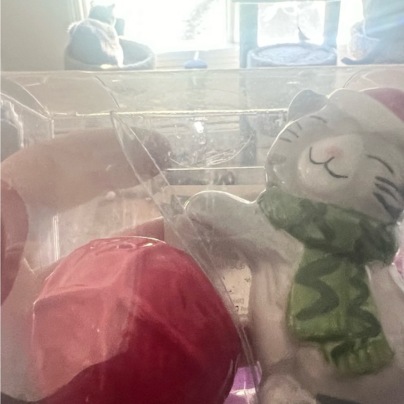 3 for $13 Cat and yarn salt and pepper shakers - Picture 3 of 3